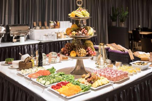 Makanan di atau di tempat lain dekat hotel