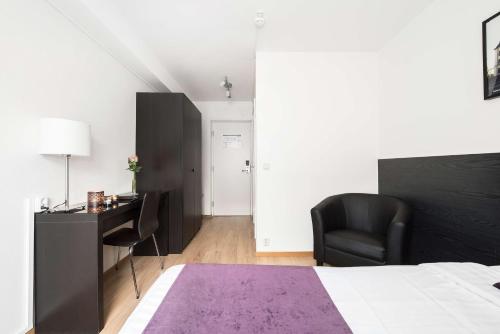 a bedroom with a bed and a desk and a chair at Best Western Hotel City Gavle in Gävle
