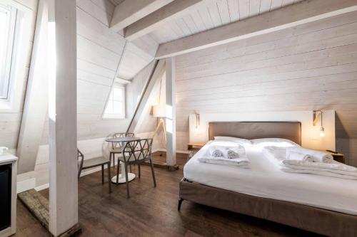 Tempat tidur dalam kamar di Stay COOPER l Guesthouse zum Löwen