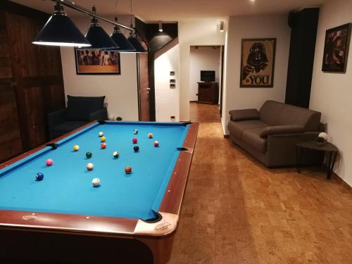 Una sala de estar con una mesa de billar y un sofá. en Appartamento Argento, en Aosta