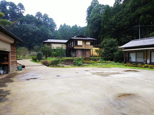 an empty parking lot in front of two houses at 森と空と家 Spacious private house Moritosora in Sammu