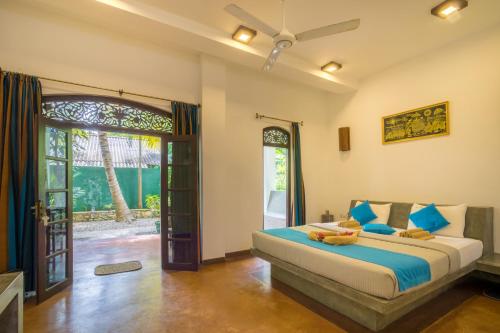 1 dormitorio con 1 cama con almohadas azules en Green Villa Unawatuna en Unawatuna