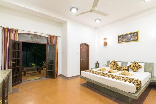 a bedroom with a king sized bed in a room at Green Villa Unawatuna in Unawatuna
