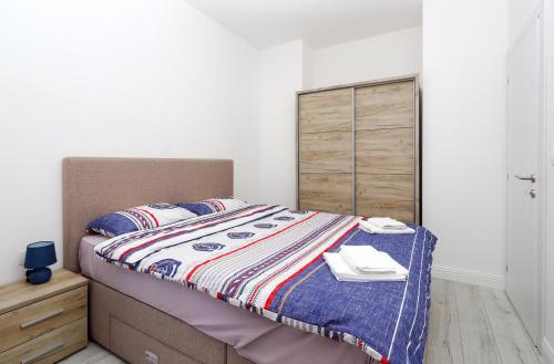Ein Bett oder Betten in einem Zimmer der Unterkunft Apartment Sidro