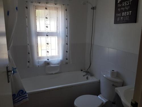 Bilik mandi di Serengeti Heide Self Catering Flats