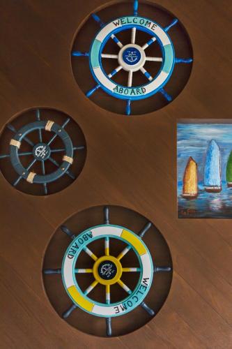 a group of plates with a steering wheel on a table at The Dawn B&B in Jian