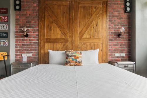 a bedroom with a large bed with a wooden door at The Dawn B&B in Jian