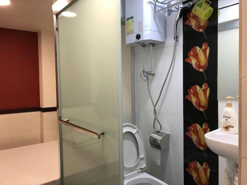 香港にあるラップ シャン ホステルのシャワー、トイレ、洗面台付きのバスルーム