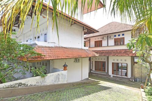 an image of a house with a courtyard at RedDoorz @ Jalan Gatot Subroto Denpasar in Denpasar