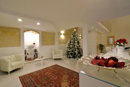a living room with a christmas tree in the middle at Casa Blanca Matera in Matera