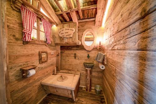 Ein Badezimmer in der Unterkunft Almhütten Moll am Haldensee