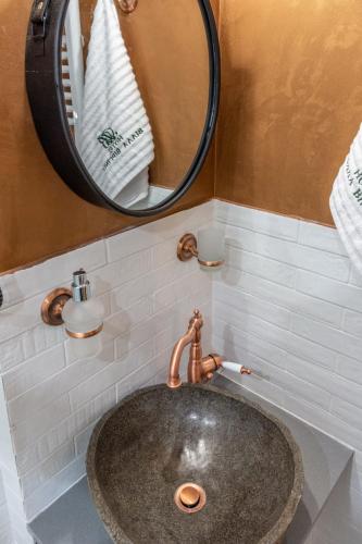 a bathroom with a sink and a mirror at Villa Virginia Hotel in Karpenision