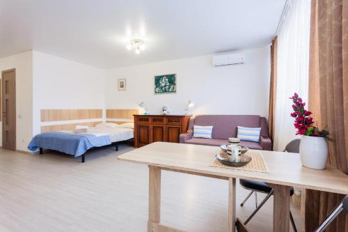 キーウにあるSuper new apartment near airport Zhulyany(Kiev)の病院(ベッド1台、テーブル付)