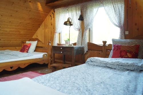 Cama o camas de una habitación en Agroturystyka Smolnikowe Klimaty