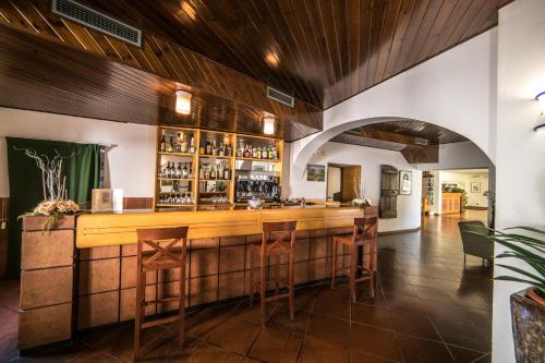 un bar in un ristorante con soffitti in legno di La Vecchia Cartiera a Colle Val D'Elsa