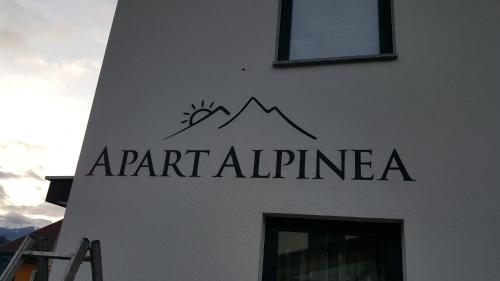 ランデックにあるApart Alpineaの建物脇の看板