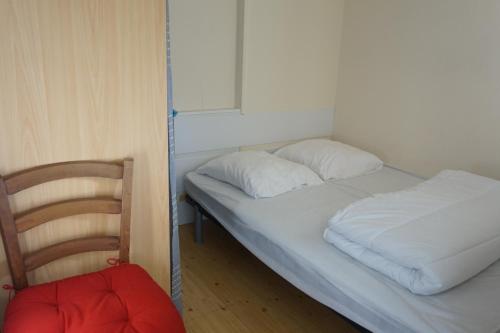 ビスカロッスにある40 RÉSIDENCE CAP SOLEIL -084のベッドと椅子付きの小さな部屋です。
