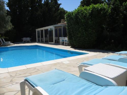 una piscina con tumbonas y una piscina en Magnificent villa with terrace en Saint-Couat-dʼAude