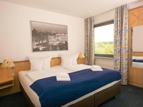 pokój hotelowy z dużym łóżkiem i oknem w obiekcie Hotel NEAR BY w Hanowerze