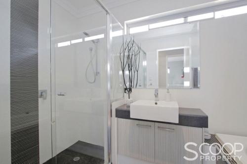 Ultra Stylish Fremantle Areaにあるバスルーム