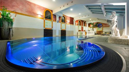 Hotel Zehnerkar & Hotel Obertauern tesisinde veya buraya yakın yüzme havuzu