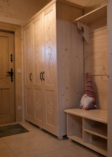 a room with a closet with a bench and a door at Dwór Pan Tadeusz in Orawka