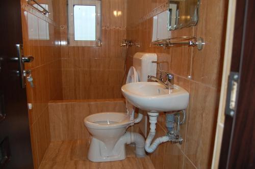 ein Badezimmer mit Toilette und Waschbecken in der Unterkunft Pensiunea Anca in Baile Felix