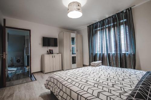 1 dormitorio con cama y ventana grande en Casa de Vacanta Cris en Băile Olăneşti