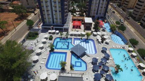 an overhead view of a pool with umbrellas and umbrellas at Eldorado Park Caldas Novas in Caldas Novas