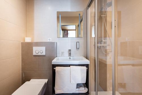 シュヴァーツにあるシュロス ミッターハルトのバスルーム(洗面台、トイレ、シャワー付)