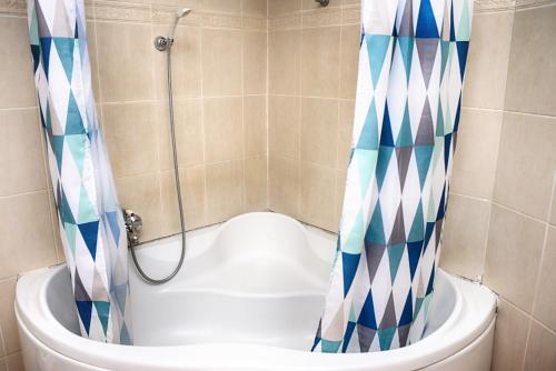 e bagno con doccia, servizi igienici e vasca. di HostelChe Hostel a Belgrado