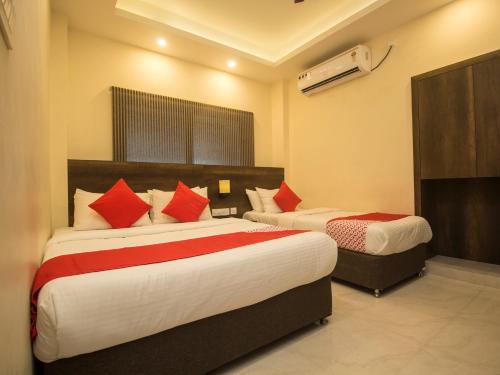 Кровать или кровати в номере Hotel Mount View, Siliguri