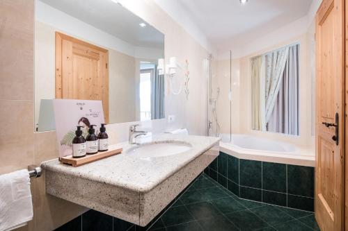 Kylpyhuone majoituspaikassa Hotel Mareo Dolomites