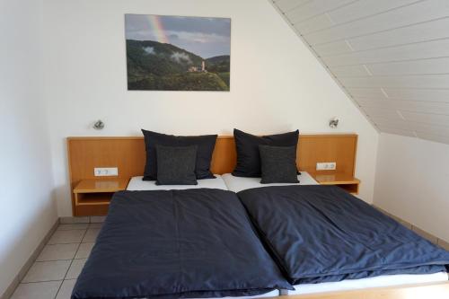 1 Schlafzimmer mit 2 Betten und Regenbogen in der Unterkunft Gästehaus Kiebel in Lösnich