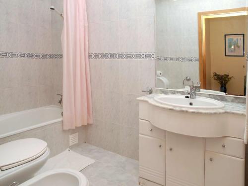 Phòng tắm tại Apartamentos Jardins da Rocha