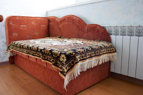 リャザンにあるАпартаменты на Чкаловаのベッド(上に毛布付)