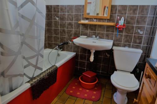ビスカロッスにある16 RÉSIDENCE LA DUNE OCÉANE 1 -070のバスルーム(トイレ、洗面台付)