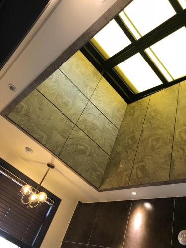 井邑Royal Hotel Jeongeup的窗户房间的天花板绘画