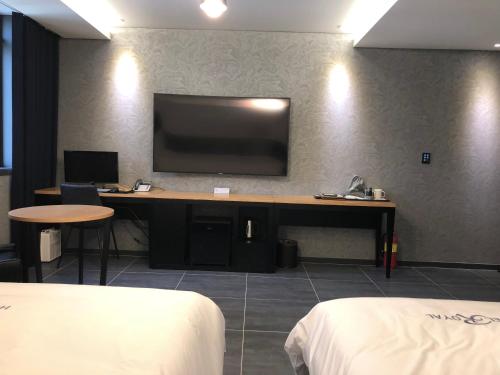 Royal Hotel Jeongeupにあるテレビまたはエンターテインメントセンター