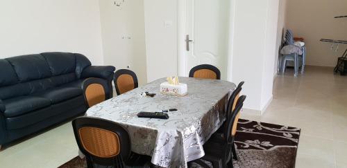 - un salon avec une table et un canapé dans l'établissement Big Appatrment in Hebron Palestine Almahawer, à Hébron