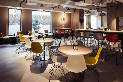 Reštaurácia alebo iné gastronomické zariadenie v ubytovaní Hotel Rainers21