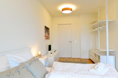 biała sypialnia z łóżkiem i szafą w obiekcie Self-Check-In With View & Free Parking w Wiedniu