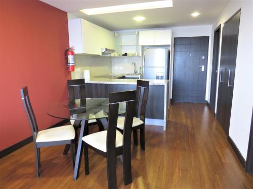 a dining room with a table and chairs in a kitchen at Alojamiento Ejecutivos in Quito