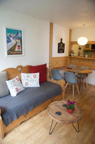 un salon avec un canapé et une table dans l'établissement Apartment Courmayeur, à Chamonix-Mont-Blanc