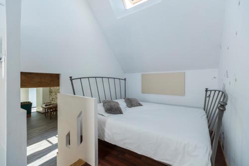 A bed or beds in a room at Les Colombes de la Baie du Mont Saint-Michel
