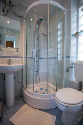 Un baño con ducha, inodoro y lavabo. en Lapad House, en Dubrovnik