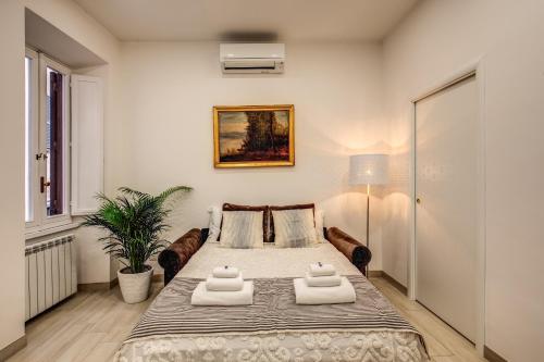 um quarto com uma cama grande e toalhas em Fresh House Borghese em Roma