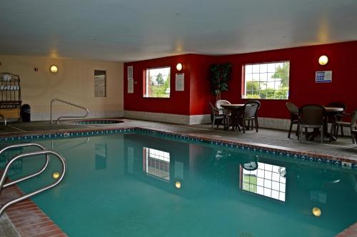 a large swimming pool in a hotel room at Baymont by Wyndham Kent - Seattle in Kent