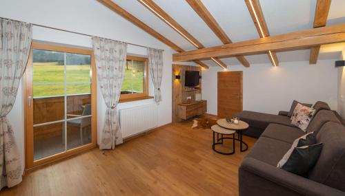 ein Wohnzimmer mit einem Sofa und einem großen Fenster in der Unterkunft Haus Horngacher in Fieberbrunn