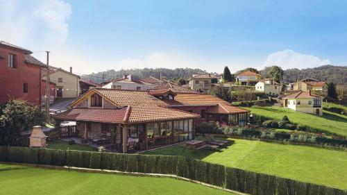 una vista aérea de una casa con un patio verde en La Era De Somao, en Somado